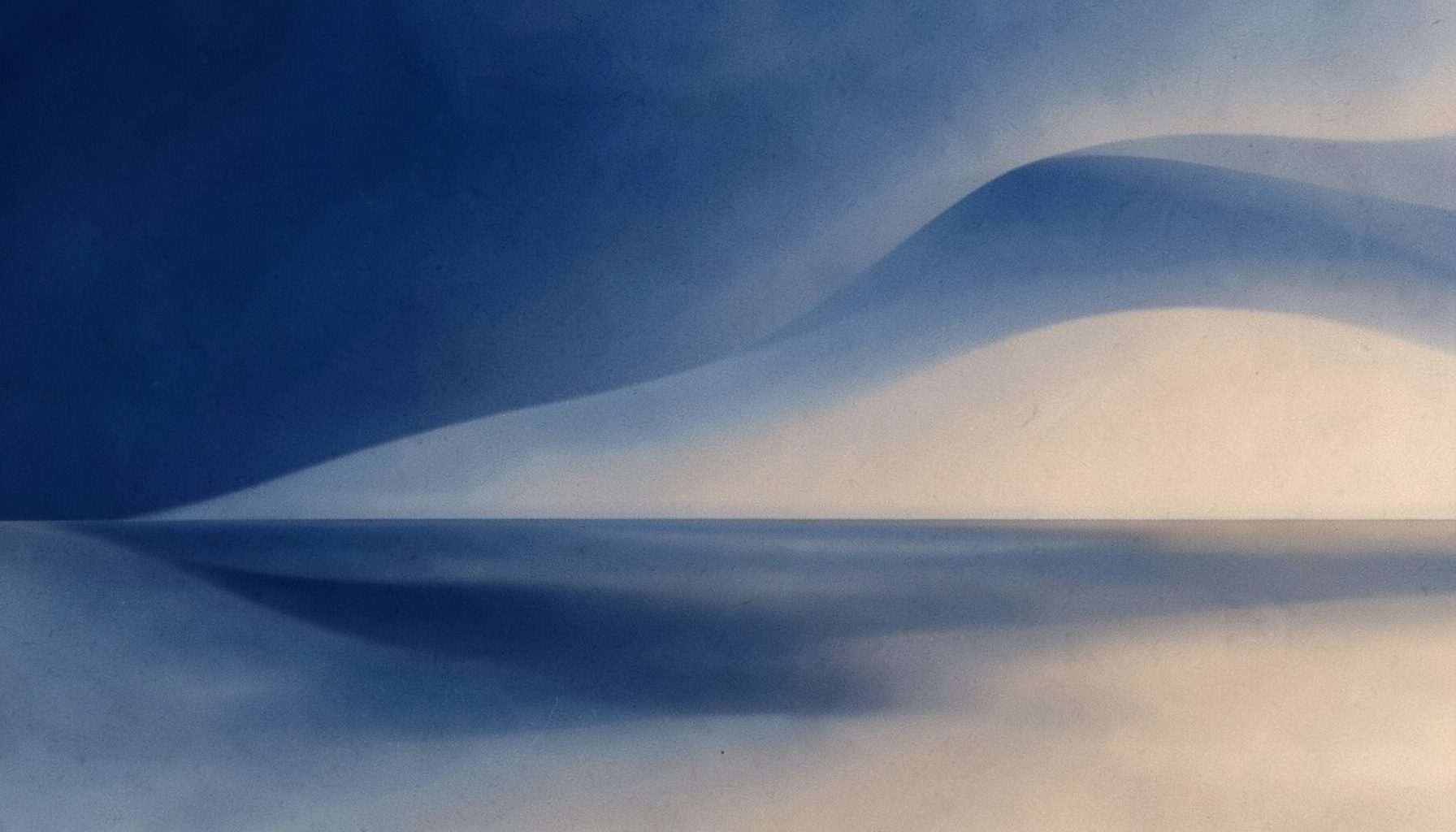 Composición abstracta en azul marino y beige con textura suave que evoca una panorámica costera al atardecer.